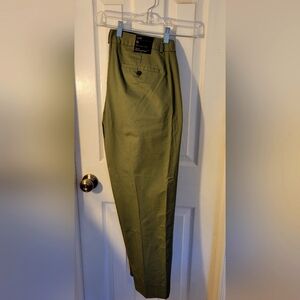 NWT Banana and Republic size 16 olive green pants. Ankle length / straight leg